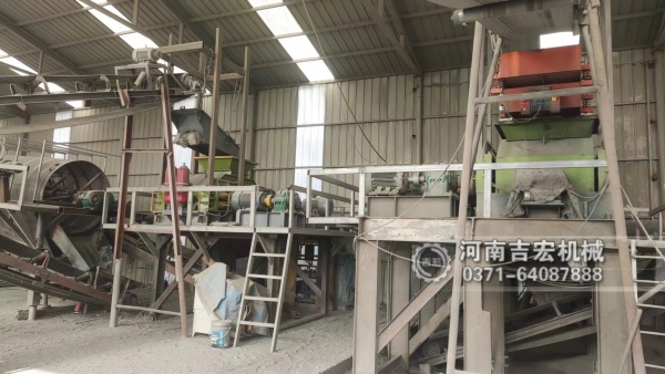 山石破碎制砂機(jī)結(jié)構(gòu)及工作原理簡介